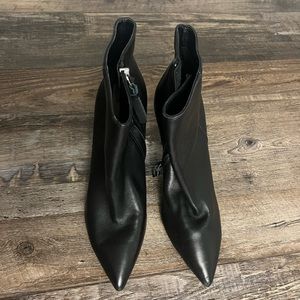 Sals fifth Avenue Black leather ankle boots size 8
